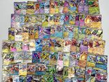 une pile de cartes pokemon posées les unes sur les autres