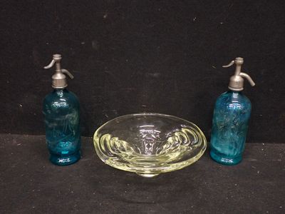 un bol en verre et un distributeur de savon en verre posés sur une table