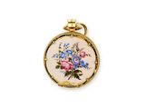 un gros plan d'une montre de poche ornée de fleurs