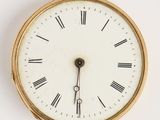 une horloge en or avec des chiffres romains sur le cadran