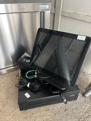 un ordinateur portable posé sur un boîtier noir