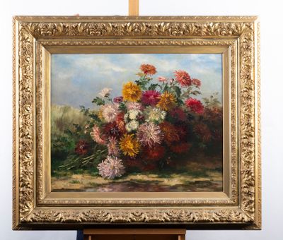 un tableau représentant un bouquet de fleurs posé sur un chevalet