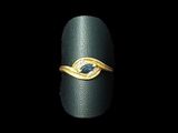 une image d'une bague en or avec une pierre bleue