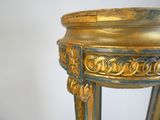 une table dorée et bleue sur laquelle est posée une horloge