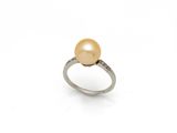 une bague en or sertie d'une perle et de diamants