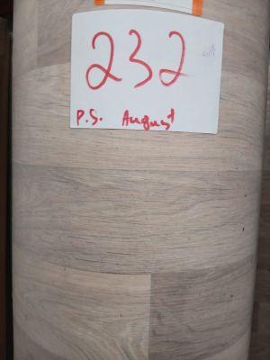 une affiche apposée sur le mur d'un immeuble, sur laquelle figure un prix
