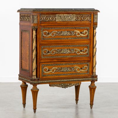 une image d'une commode avec un plateau en marbre