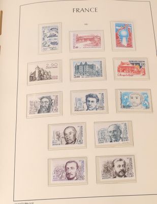 la photo d'un livre sur lequel sont apposés des timbres