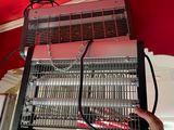 une personne qui tient un radiateur à la main