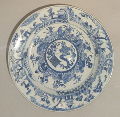 une assiette bleue et blanche avec l'image d'un oiseau dessus