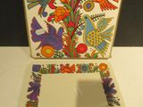 une boîte blanche ornée d'un dessin représentant des oiseaux et des fleurs