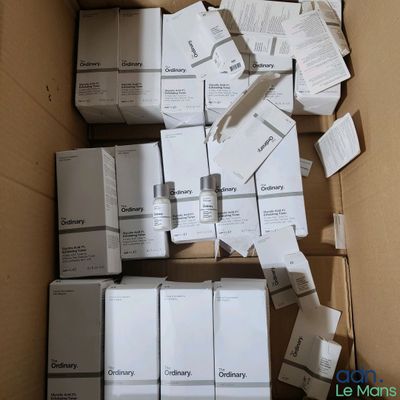 une boîte remplie de boîtes blanches, avec une paire de ciseaux posée dessus