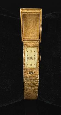 une photo d'une montre-bracelet en or au cadran carré
