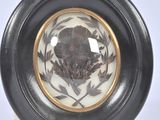 une photo d'une assiette noire et blanche sur laquelle est représentée une fleur