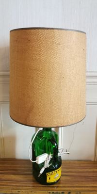 une lampe posée sur une table sur laquelle se trouve une autre lampe
