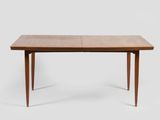 une table en bois avec deux rallonges sur le plateau et des pieds