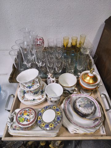 Lot verres en cristal et en verre dépareillé. Lot d’objets en por...