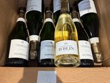 des bouteilles de vin dans un carton posé sur une table