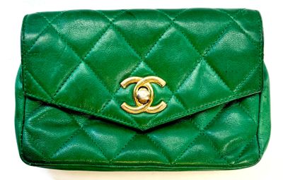 CHANEL - Pochette Chanel pour ceinture en cuir vert matelass…