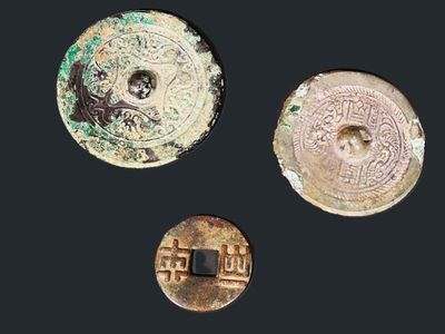Chine. Deux miroirs en bronze à patine verte à décor de cara…