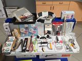 une table sur laquelle se trouvent de nombreux objets différents