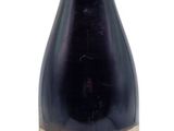 une bouteille de vin posée sur une table