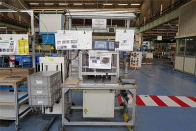Poste assemblage et sertissage KRONE X630 avec élévateur BLO…