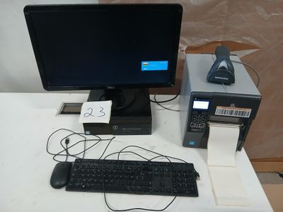 un ordinateur de bureau posé sur une table avec un clavier et une souris
