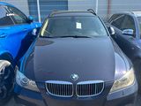 Deux BMW sont garées l'une à côté de l'autre sur un parking.