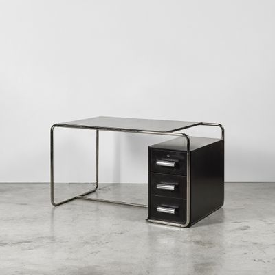 un bureau noir à trois tiroirs avec une structure en métal