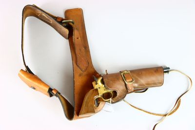 un étui en cuir marron contenant un pistolet