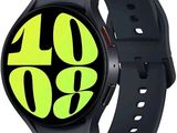 une image représentant une montre connectée noire et jaune sur fond blanc