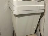 des toilettes blanches posées sur une pile de cartons