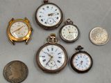 de nombreux types de montres de poche sur la table