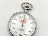 gros plan d'une montre de poche sur une surface blanche