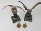 paire de figurines d'aigles en bronze sur des socles en marbre ornés de médaillons