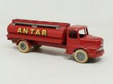 un petit camion rouge sur lequel est écrit « Antar »