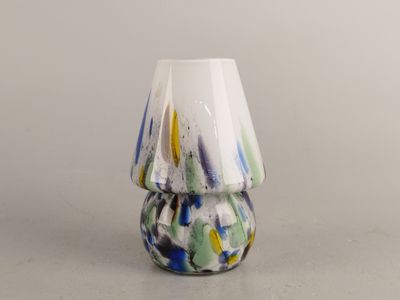 un vase en verre avec un motif multicolore
