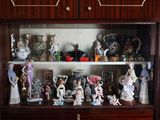 de nombreuses figurines exposées dans une vitrine