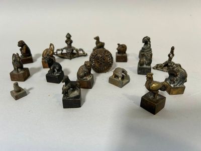 de nombreuses figurines en bronze posées sur une surface blanche
