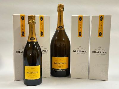trois bouteilles de champagne et deux cartons de vin posés sur une surface blanche