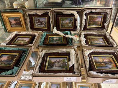 de nombreuses photos encadrées exposées dans une vitrine