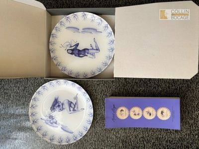 une boîte contenant deux assiettes et une carte