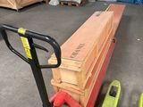 une palette sur laquelle est empilée une pile de bois, dans un entrepôt