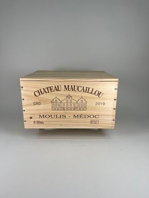 La boîte en bois, posée sur une table, contient une bouteille de vin.