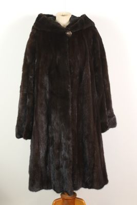 une image d'un manteau de fourrure sur un mannequin