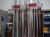 un grand nombre d'articles exposés dans le magasin
