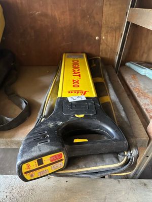 un outil électrique jaune et noir posé par terre