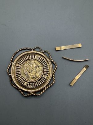 Trois morceaux de bijoux en or jaune 750 millièmes et une mé… - Photo 1