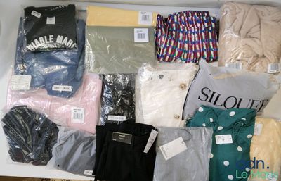 beaucoup de vêtements pour hommes posés sur une table